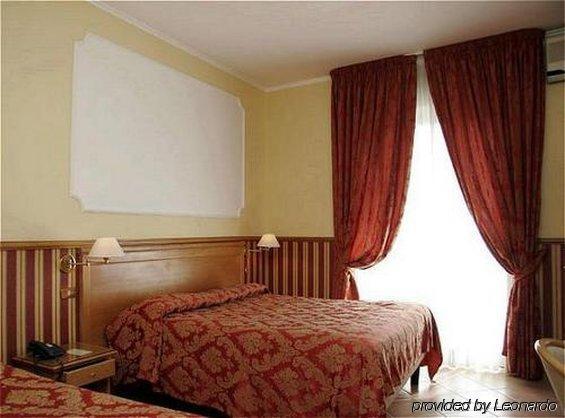 Hotel Leopardi نابولي الغرفة الصورة
